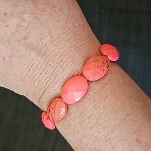 Salmon and Gold Plastic Beaded Stretch Bracelet 💎